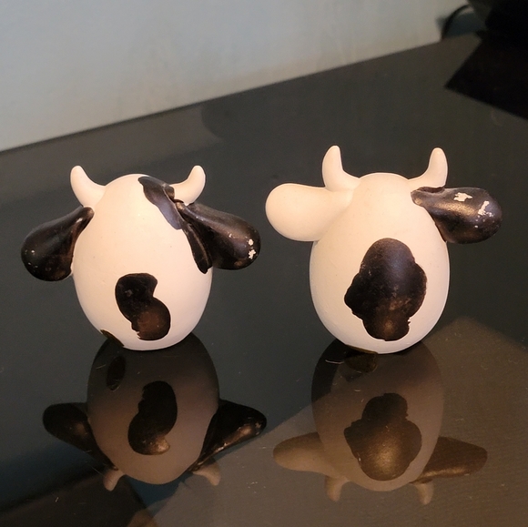 Vintage Magic Creations- Black & White Cow- Salt & Pepper Shakers - Picture 2 of 3